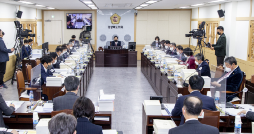 캡처 경북도의회 예결위심사들어가 사진.PNG