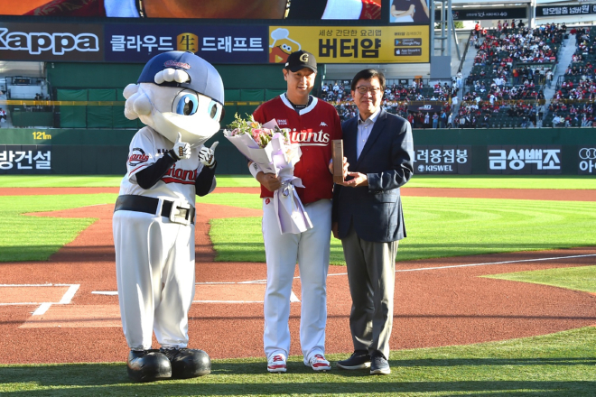 20221008 이대호 선수 부산시 홍보대사 위촉식(사직구장) 02.jpg