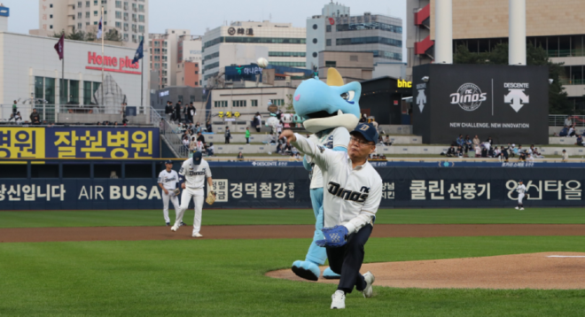 캡처 홍남포시장 개막전 시구 모습.PNG