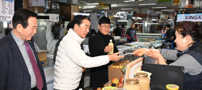 캡처 최학범 경남도의장 전통시장 방문.PNG