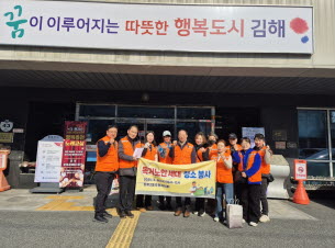사본 -2.27(김해 장유2동 주민자치회, 독거노인 가구에 청소 봉사로 온정 나눠)1.jpg