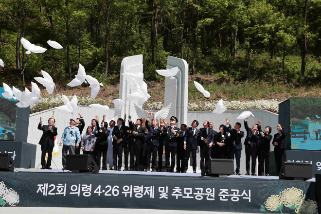 비둘기 풍선 날리는 퍼포먼스.jpg