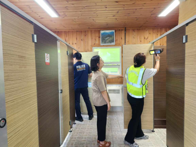 마산회원구, 공중화장실 안전 강화! 경찰과 합동점검(마산회원구 환경과) (1).jpg