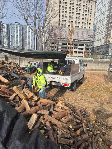 산림부산물 활용 땔감 나누기.jpg