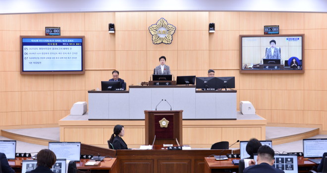 20251215 - 여수시의회, 제252회 정례회 폐회… 성과 평가 속 행정 부실과 현장체감 부족 등 지적 (1).jpg