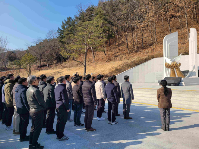 #1. 251218 보도사진1(의령 4·26 추모공원, 경찰대학 총경급 교육생 헌화·묵념).jpg