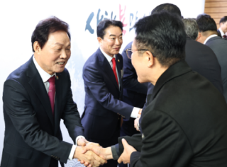 캡처 박 악수.PNG