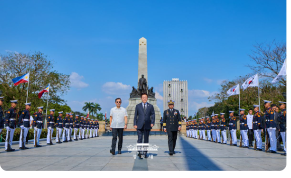 캡처 리잘 기념비 헌화.PNG