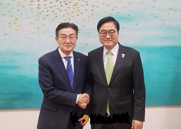 더불어민주당 소속 김일권 시장 예비후보와 우원식 국회의장의 기념사진 모습.jpg