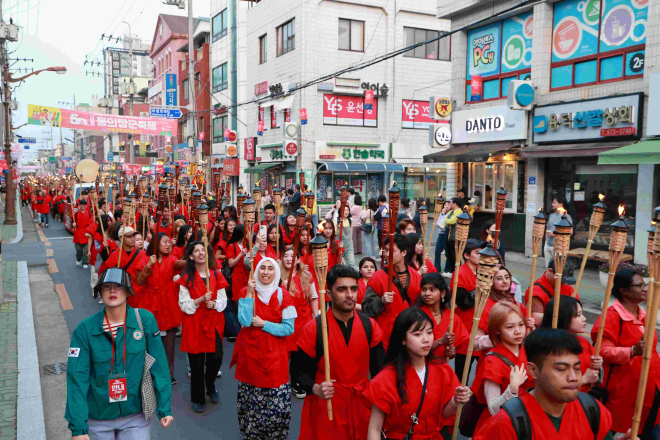 #1. 260414 보도사진2(지난해 의령출정퍼레이드에 참여한 외국인들).jpg