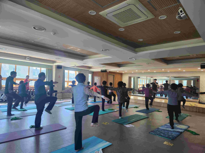 0415 함안군건강생활지원센터, 농업인 근력강화 운동 프로그램 운영_근력강화 운동 프로그램 운영사진 1.jpg