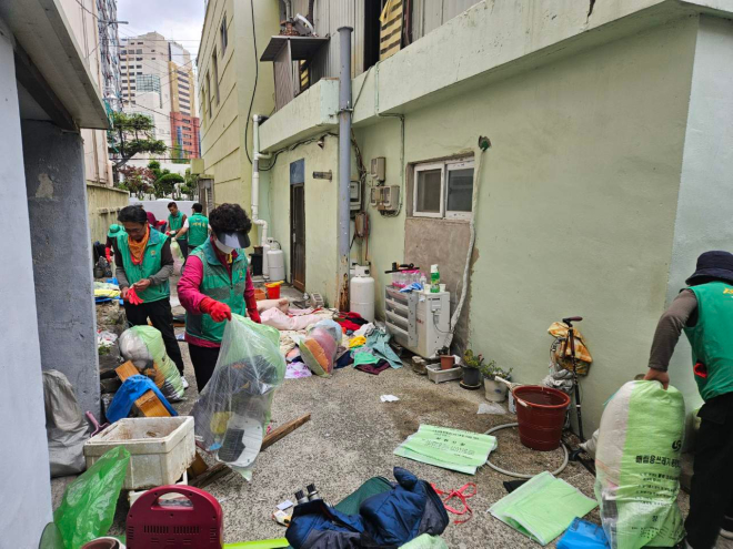 오동동새마을협의회 및 부녀회, 주거환경지원사업 실시(마산합포구 오동동) (1).jpeg