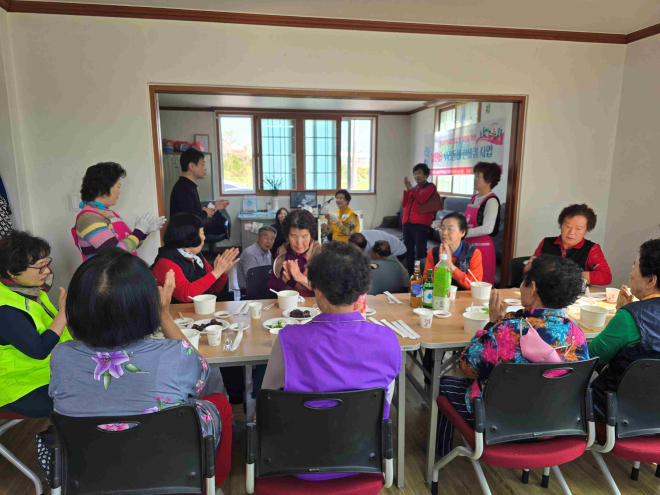 0416 함안군 칠원읍, 복지 사각지대 해소를 위한 ‘우리동네 한바퀴 사업’추진_칠원읍 우리동네 한 바퀴 사업 시행사진 1.jpg