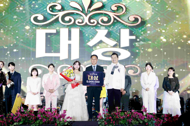 #1. 260421 보도사진1(왼쪽 꽃다발 김보미, 가운대 표주업 의령군 부군수, 왼쪽 이호섭 작곡가).jpg