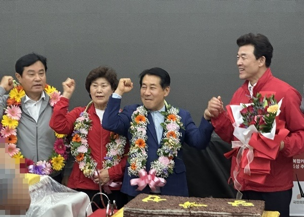 양산시장 4선 도전에 성공한 국민의힘 나동연 당선자 모습.jpg