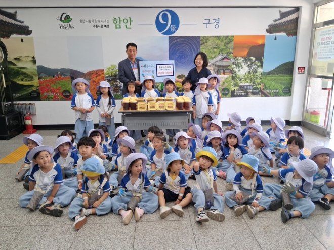 0605 함안 군북면 39사단 충무어린이집, 아이들이 만든 된장·간장 공유냉장고에 기탁_충무어린이집 된장,간장 기탁식 기념사진.jpg
