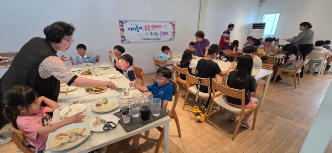 마산회원구, 저소득 아동들에게 어글리 더클리 두 번째 나눔(마산회원구 사회복지과).jpg