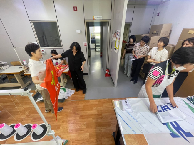 0731 경남도-함안군, 장애인직업재활시설 대상으로 폭염 대응 합동 현장 안전 점검 나서_장애인직업재활시설 폭염 대응 합동 점검 사진(함안직업재활센터 작업장)2.jpg
